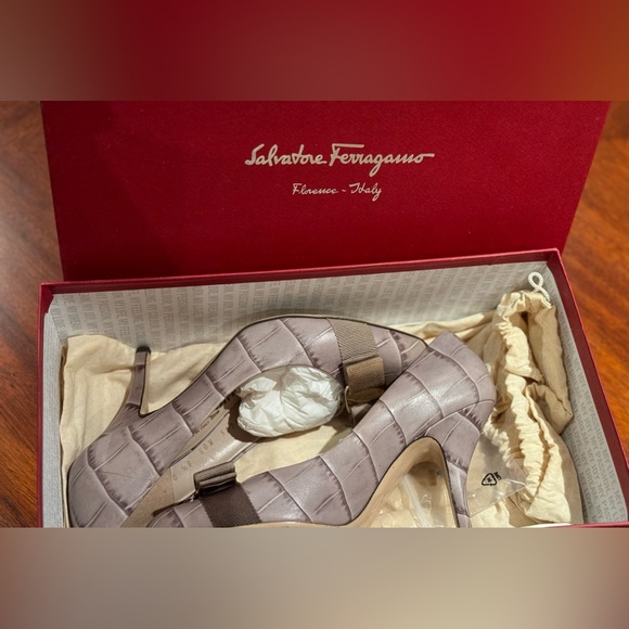 Authentic Salvatore Ferragamo pumps sz 6.5 - Picture 2 of 8